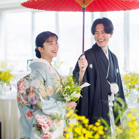 定番の白無垢のほか、華やかな色打掛も種類豊富にご用意しております。和装を着ようか迷っている…という方は、ぜひ一度ご試着を！