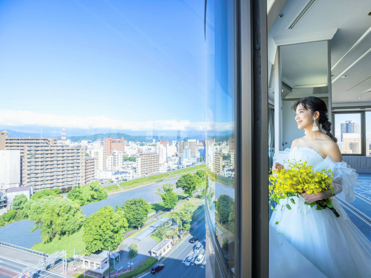 市街地を一望できるホテル最上階スカイバンケット