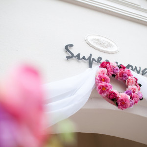 白亜の邸宅シュペールノーヴァは入り口から大胆に装飾できるのも魅力|コッツウォルズ（Bridal On Water COTSWOLDS）の写真(245380)