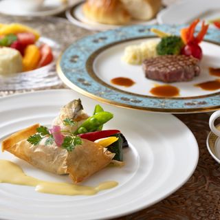 会場に隣接するキッチンで仕上げる伝統を受け継ぐ誇りある料理 アレルギーやお子様料理にも対応