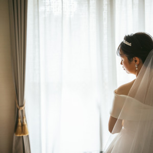 花嫁姿が完成するまでは新郎とお仕度は別々に|アインパルラ浦島の写真(48484305)