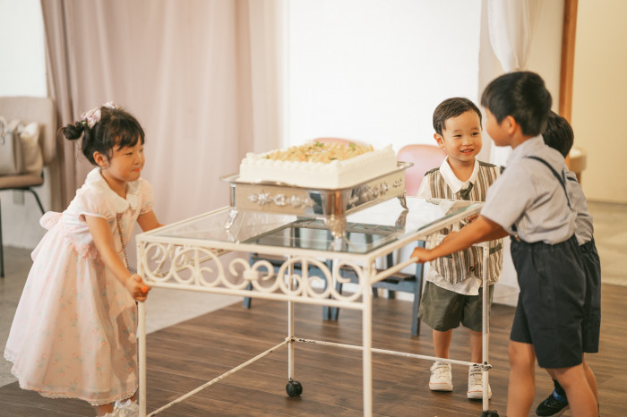お子様にお手伝いいただく演出は可愛らしくて人気です♪