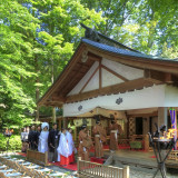 樹齢100年以上の木々に見守られながら佇む蔵舞台で、古来より続く婚礼儀式が厳かに執り行われます。