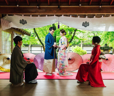 厳かな蔵舞台での挙式は、ゲストからも大好評。季節ごとに移り変わる景色とともに、みなさまの心に残る結婚式に