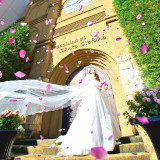 石畳の中庭から一歩ずつ階段を上ると、女神像が入り口を守る、まるで古城のような【サント・ステファーノ大聖堂】