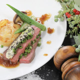 サーロインビーフの低音ロースト
国産海苔バターと仙台小葱
ポテトグラタンと温野菜添え
黒酢ソース