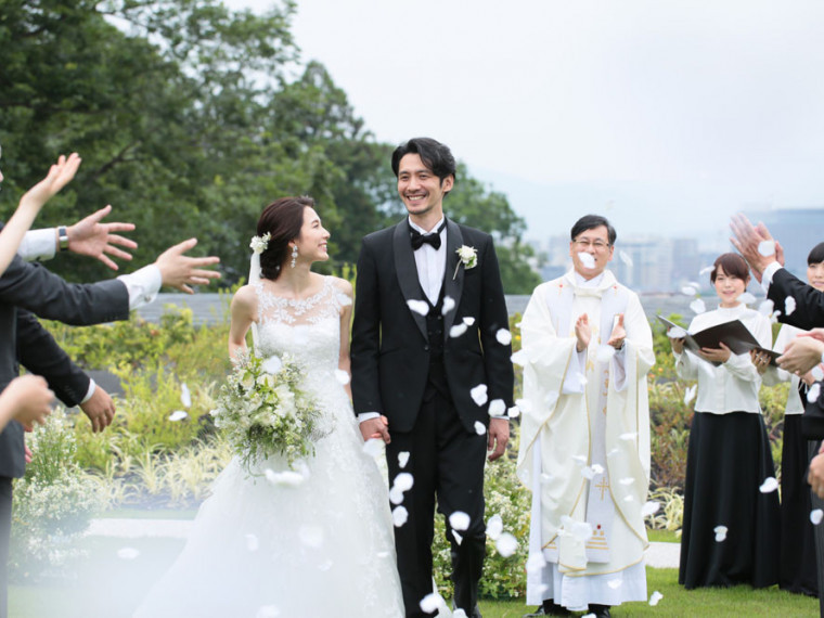 東山の街を一望しながら開放的なガーデン挙式を