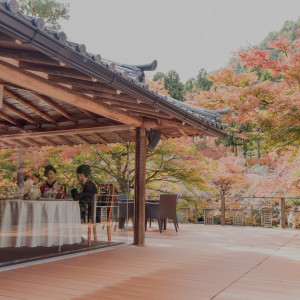 天井の梁、丹念に仕上げられた装飾など日本建築の繊細さを随所に残すホール|SHOZAN RESORT KYOTO(SHOZANリゾート京都)の写真(38521718)