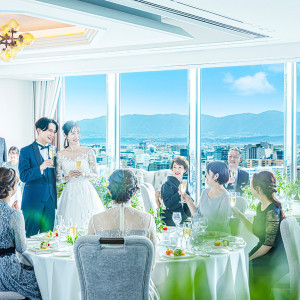 おふたりらしい結婚式を叶えるオーダーメイドウエディング。ゲストとの距離が近づく演出やアイテムもそろいます。|ホテルオークラ京都の写真(43343597)