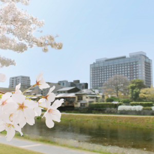 京都の街を流れる風光明媚な川「鴨川」。河畔を歩けば、四季の移ろいを感じられます。訪れたゲストにも京都らしさを感じていただけます♪|ホテルオークラ京都の写真(15403684)