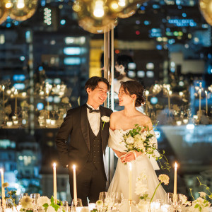 ナイトウエディングなら煌めく京都の夜景を借景に。シンプルな装花とキャンドルでゲストに特別な体験を贈ることができます|ホテルオークラ京都の写真(51112982)