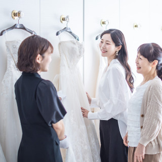 運命のドレス選びは胸が高鳴るような幸せの瞬間。会場を知り尽くしたスタッフがアドバイス。