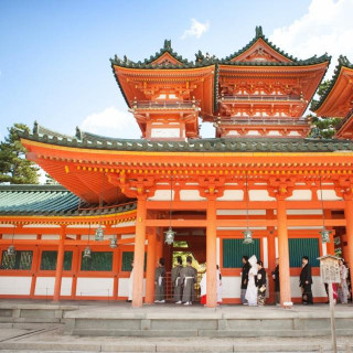記録に残る大正時代の挙式も平安神宮で執り行われた後、ホテルへ移動して披露宴を実施。歴史あるスタイル
