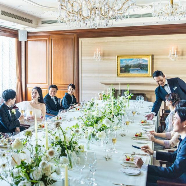 ゲストを招きやすい1.5次会。少人数での祝宴におすすめの貴賓室「エディンバラ」で特別な時間を。