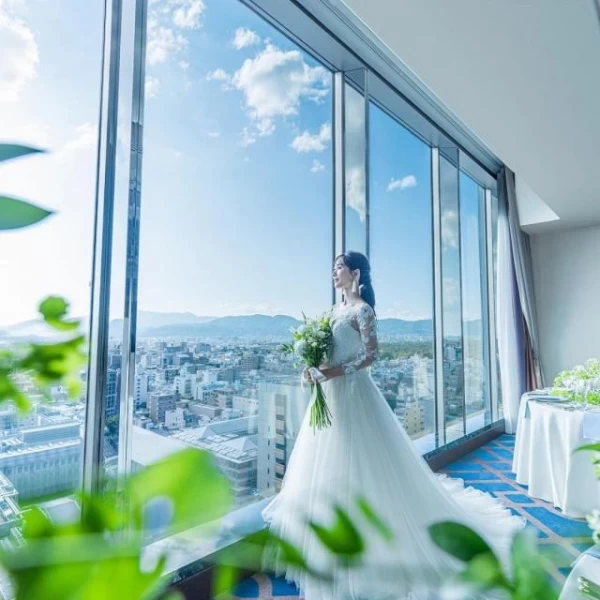 高さ60mからの京都の市街地を見渡せるスカイバンケット「アポロン」。景色でもてなす大人婚を