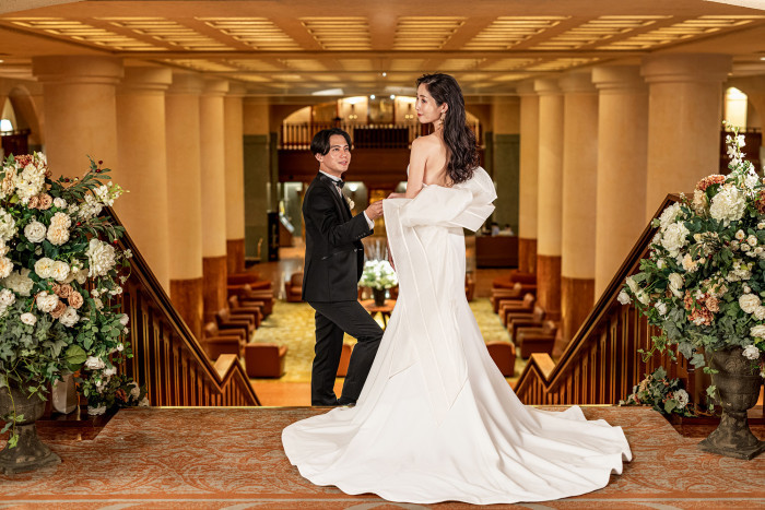 上質さを纏う。端麗な新婦をエスコートする新郎。随所にあるアートもふたりの姿を引き立てる
