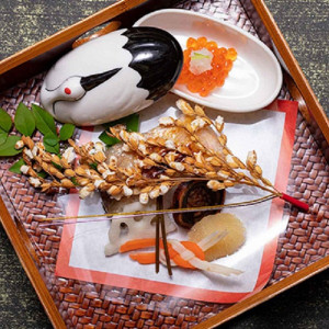 地元の人に愛され、受け継がれてきた「美味割鮮」をテーマにした京料理でおもてなし