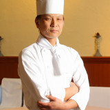 熊本ホテルキャッスルで長年の修行を積み、フェリシアの料理長として腕を振るっています。