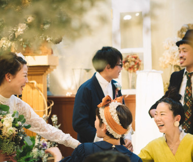 新婦様もご友人も笑顔が輝いていますね。楽しい笑い声が聞こえてきそうです♪