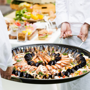 彩り鮮やかな料理の数々は、提供方法にもこだわりが。ゲストも驚きの仕掛けでパーティを演出|星野リゾート 軽井沢ホテルブレストンコートの写真(1493837)