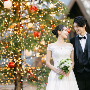 【シーズナルウエディング CHRISTMAS】クリスマスの華やかな装飾に包まれ、この時期だけの撮影を楽しんで|星野リゾート 軽井沢ホテルブレストンコートの写真(51958342)