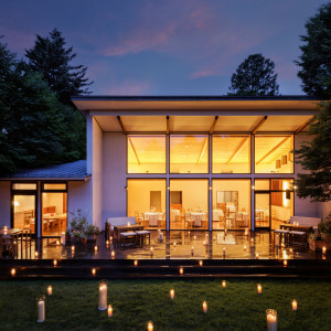 【湯川ガーデンテラス】夕刻のパーティはより幻想的に。ガーデン付きレストランを貸し切ってアットホームなひとときを|星野リゾート 軽井沢ホテルブレストンコートの写真(54509044)