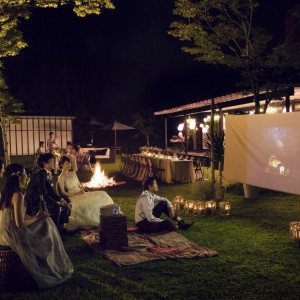 ガーデンも宿泊設備も整った「アンジェラ」では、時間を気にすることなく夜の時間も楽しめる|星野リゾート 軽井沢ホテルブレストンコートの写真(1493024)