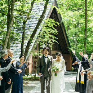 【軽井沢高原教会】挙式後のライスシャワーは、皆からの祝福を感じるひととき|星野リゾート 軽井沢ホテルブレストンコートの写真(44647734)