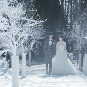 【季節の魅力 雪景色】雪景色の中のウエディングドレス姿は幻想的な雰囲気に|星野リゾート 軽井沢ホテルブレストンコートの写真(3111436)