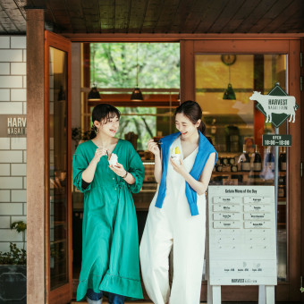 湯川の清流沿いに連なる個性的なお店を楽しめる、森の中の小さな街 「ハルニレテラス」