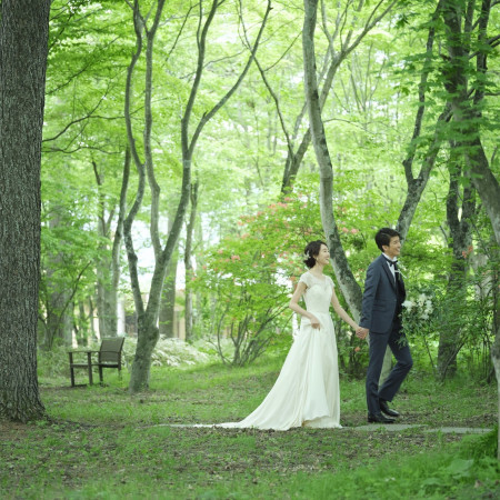 見渡す限り緑が広がる、軽井沢高原教会の中庭。そこに立つだけで非日常感ある写真に