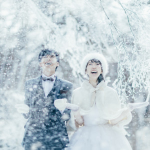 【季節の魅力 雪景色】雪景色の中のウエディングドレス姿は幻想的な雰囲気に|石の教会 内村鑑三記念堂の写真(3130288)