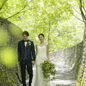 教会へと続く緑美しい回廊を一歩ずつ進むと、自然と気持ちが整っていく|石の教会 内村鑑三記念堂の写真(50568327)