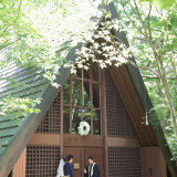 【実際の挙式】森の小路を歩み、皆が待つ教会へ。牧師先生からの温かな祝福の言葉に心がほぐれる