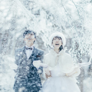【シーズナルウエディング SNOW】幻想的な景色の中、遊び心あふれる一枚を|軽井沢高原教会の写真(52366067)