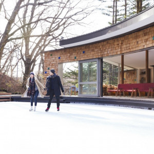 【星野エリア】冬限定のスケートリンクが誕生。式前後も楽しめるアクティビティが満載なので、ゲストに喜んでもらえる|軽井沢高原教会の写真(1505403)