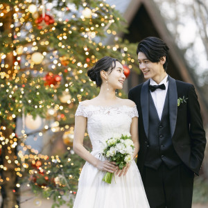 【シーズナルウエディング CHRISTMAS】クリスマスの華やかな装飾に包まれ、この時期だけの撮影を楽しんで|軽井沢高原教会の写真(52366069)