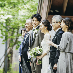 教会前では「子育ての卒業式」という意味も込め、親御様との写真撮影を叶えて|軽井沢高原教会の写真(46369505)