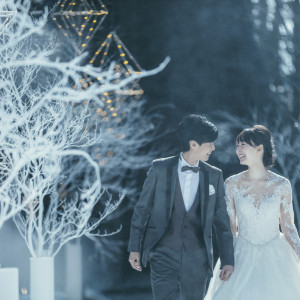 【シーズナルウエディング SNOW】雪景色の中のウエディングドレス姿は白色が映え、より美しさが際立つ|軽井沢高原教会の写真(52366072)