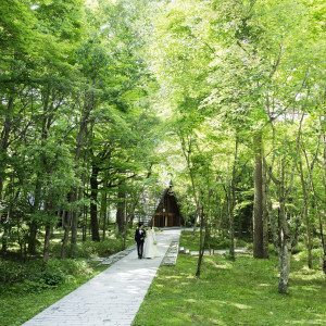 一面に緑が広がる中庭。ここに立つだけで非日常感あふれる写真が残せる|軽井沢高原教会の写真(3107477)