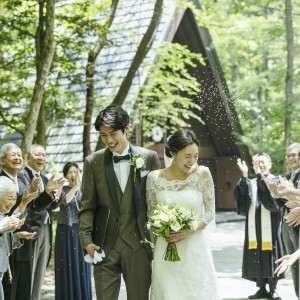 挙式後のライスシャワーは、心からの祝福を感じるひとときに|軽井沢高原教会の写真(52366344)