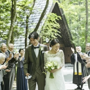 挙式後のライスシャワーは、心からの祝福を感じるひとときに|軽井沢高原教会の写真(52366344)