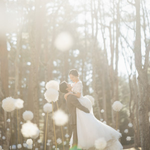 【シーズナルウエディング SPRING】中庭を彩る綿毛の装飾は、ここで芽吹き、夫婦として成長していくふたりや、皆に幸せを届ける姿の象徴|軽井沢高原教会の写真(52366074)