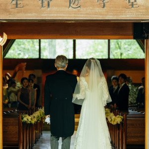 新婦の人生を表すバージンロード。大切な方と一緒に歩めば、自然と心が整ってゆく|軽井沢高原教会の写真(46369508)