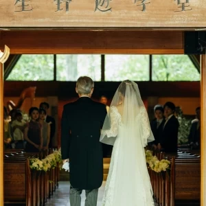 新婦の人生を表すバージンロード。大切な方と一緒に歩めば、自然と心が整ってゆく|軽井沢高原教会の写真(46369508)