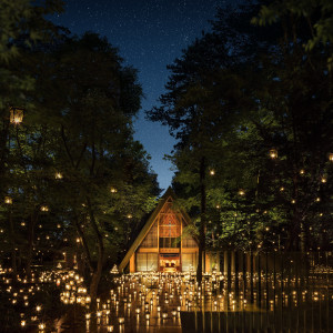 夏と冬のキャンドルナイト期間中は、庭一面がランタンの灯りに包まれる|軽井沢高原教会の写真(3107466)