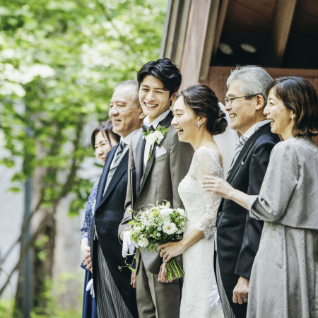 教会前では「子育ての卒業式」という意味も込め、親御様との写真撮影を叶えて