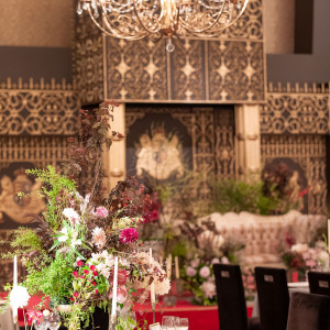 天井に輝くシャンデリアや玉座を思わせるメインテーブルなど、ラグジュアリーな気品に包まれたパーティ会場。|ロックハート城ウエディングの写真(34953726)