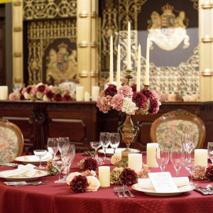 天井に輝くシャンデリアや玉座を思わせるメインテーブルなど、ラグジュアリーな気品に包まれたパーティ会場。|ロックハート城ウエディングの写真(1046431)