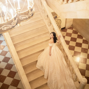 上質な大理石の大階段がドレスの華やかさを引き立てる|ロックハート城ウエディングの写真(34953571)